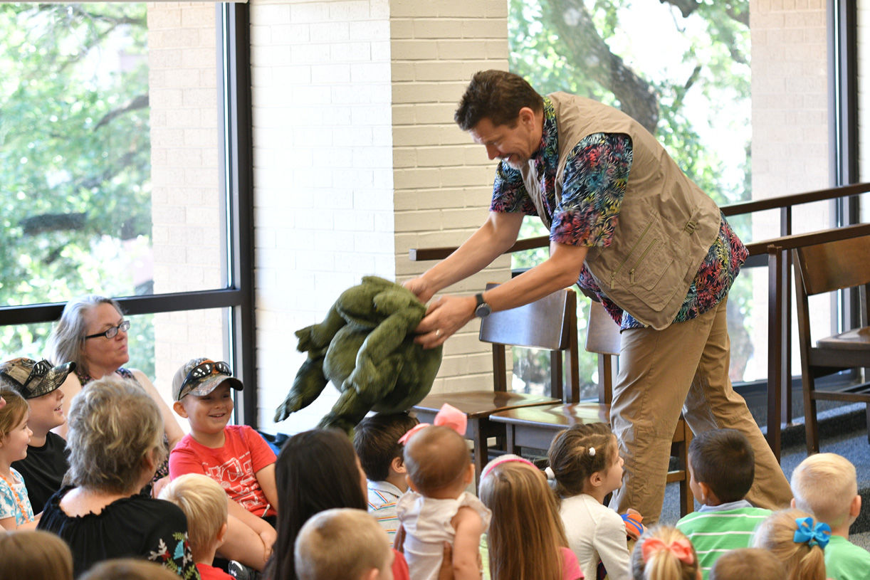 Singing zoologist Lucas Miller visits Bryan library